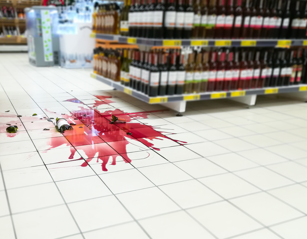 Rozbité víno na podlaze v obchodě není konec světa