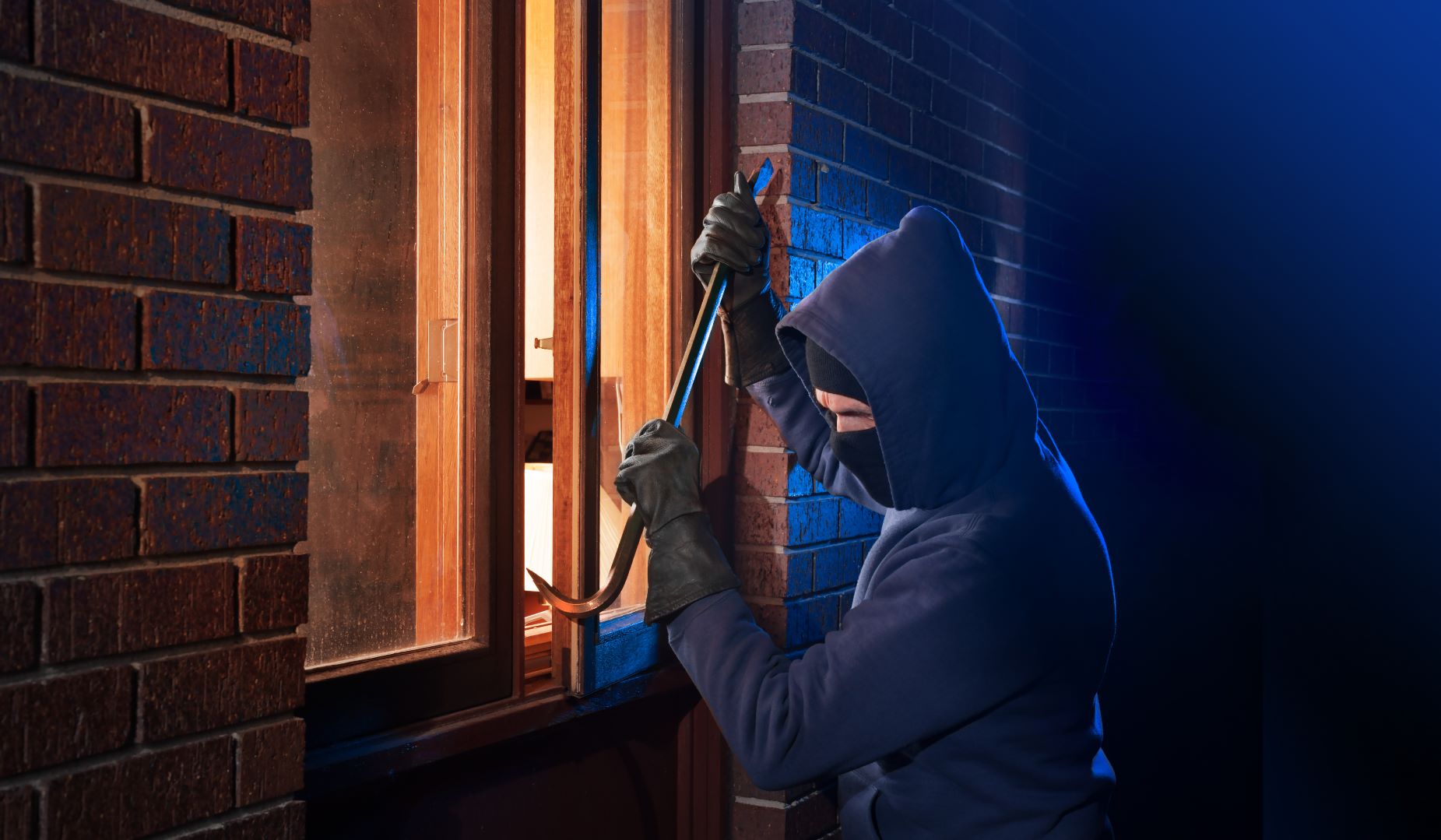 Na rizika vandalismu či krádeže se často vztahují sublimity. Zloděj držící kámen u rozbitého okna