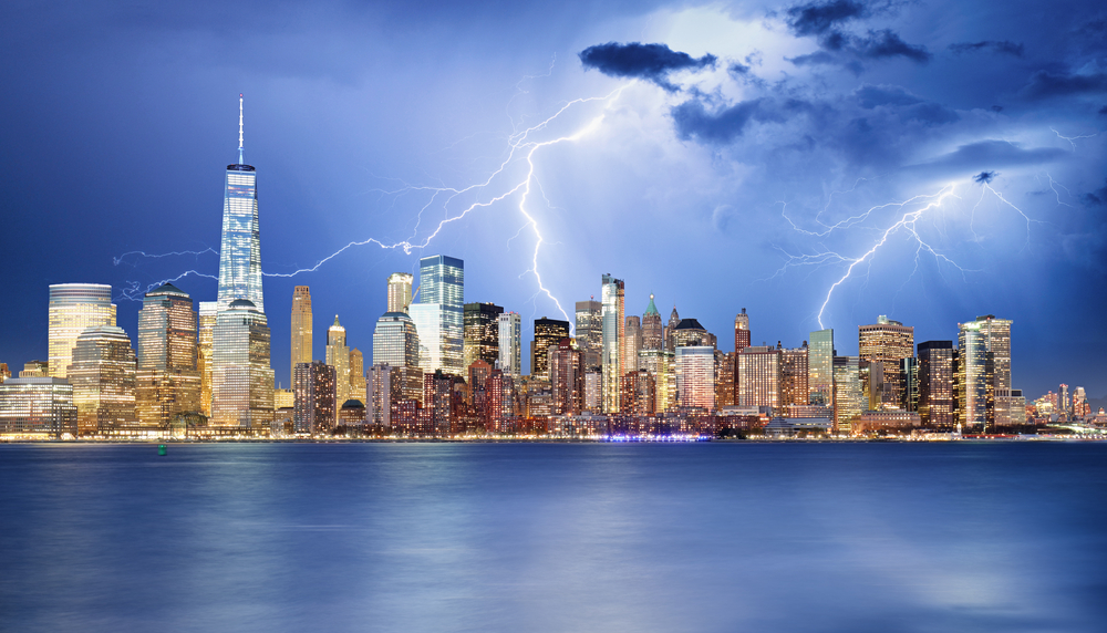 Není úplně pravda, že blesk neuhodí do jednoho místa dvakrát. Do slavné budovy Empire State Building v New Yorku udeří blesk zhruba 25krát za rok. Budova Empire State Building v New Yorku během bouřky