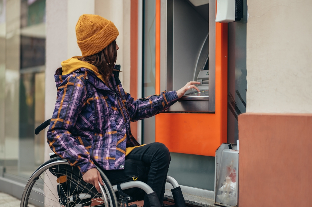 Invalidita, vážná nemoc a pracovní neschopnost s osobním rozpočtem pořádně zamává. Přesto má většina Čechů životní pojistku nastavenou špatně. Kde dělají chybu? invalidita s rozpočtem zamává