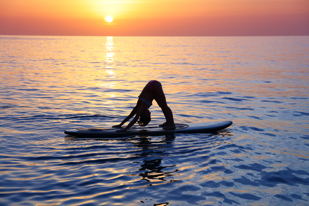 dívka na paddleboardu na jezeře