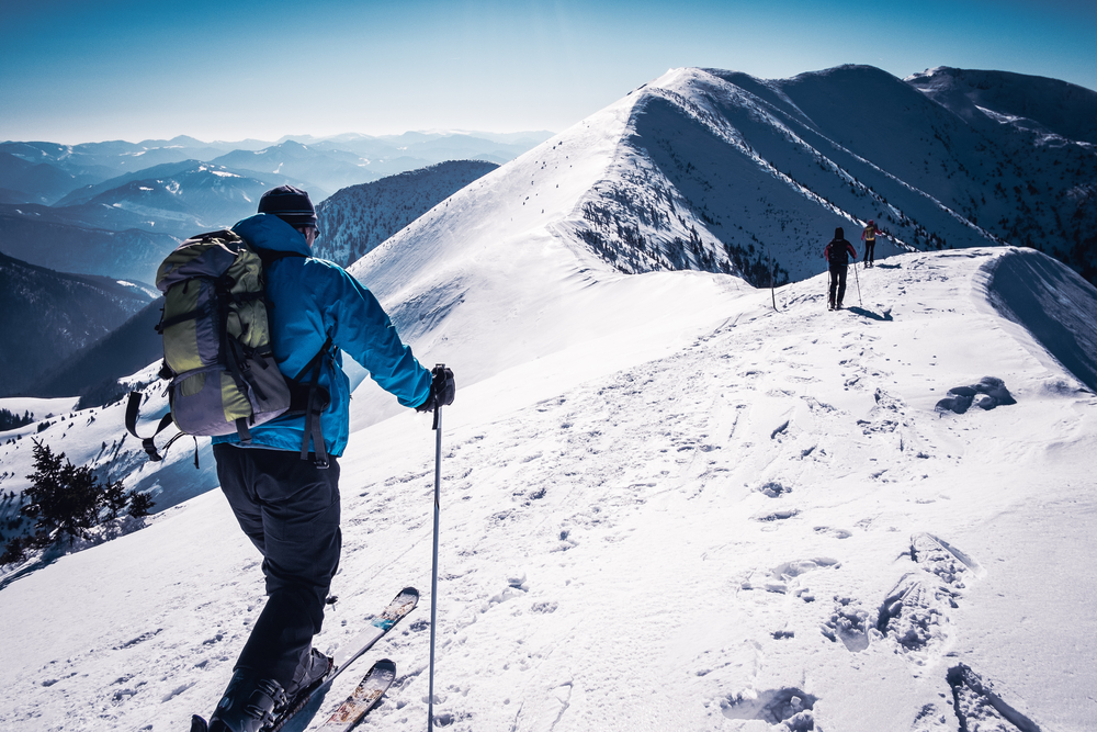 skialpinisté na svahu