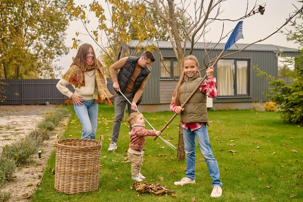 Ještě před tím, než se pomalu z chat a chalup začnete stěhovat, nezapomeňte na podzimní úpravy zahrady, aby přežila zimní spánek v dobré kondici zazimování chaty či chalupy