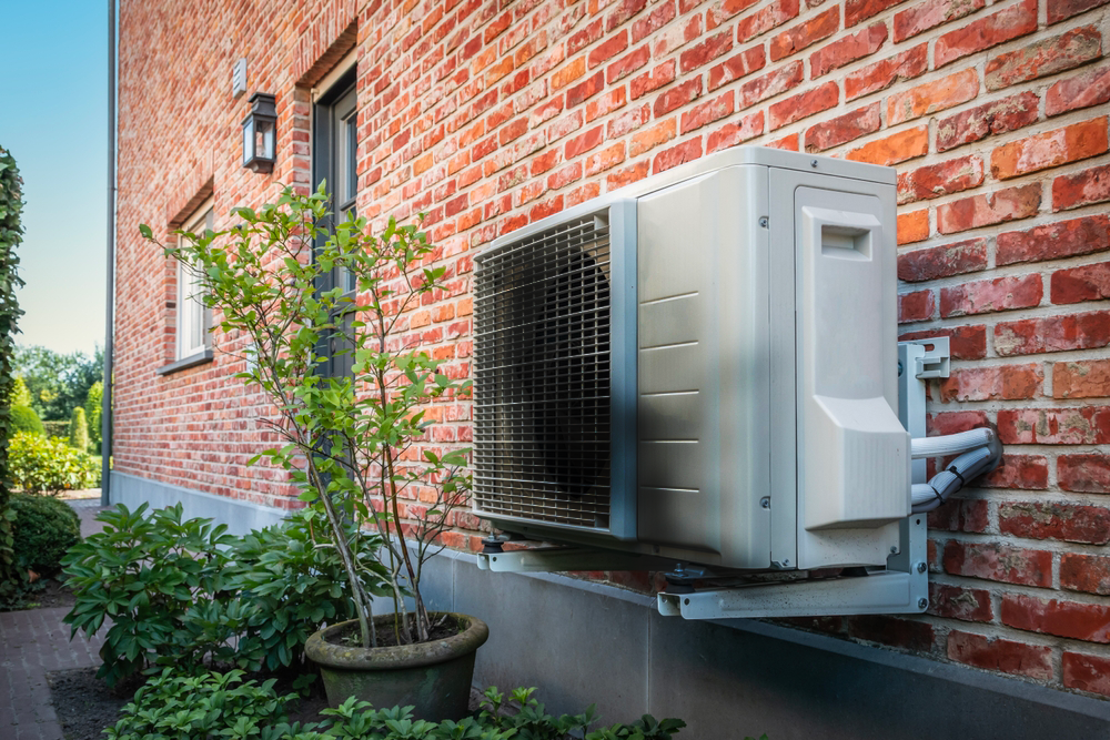 Přepětí si nevybírá. Může zničit i novou pračku, ale také solární elektrárnu nebo tepelné čerpadlo. Zničené tepelné čerpadlo v důsledku přepětí