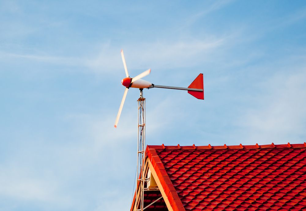 Domácích větrných turbín a elektrárniček v Česku příliš nenajdete, protože ve většině hustě zastavěných oblastí není síla větru dostatečná. větrná turbína na rodinném domě